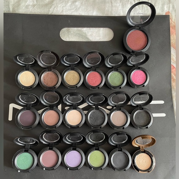 MAC Eyeshadow in Nylon - Picture 3 of 4